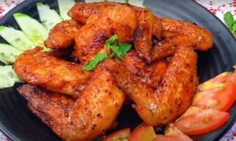 Những giá trị tinh thần vẫn được trân trọng dù thiếu thốn về vật chất. Trong ảnh, một lọ hoa tươi nhiều màu sắc được đặt ngay giữa bàn tiếp khách của Shbet111 slot, casino, thể thao, xổ số.